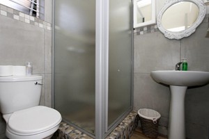 10 Embuia Inter-leading room bathroom